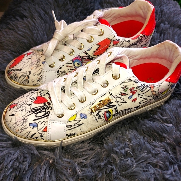 Womens Guess Graffiti Sneakers..7 - Picture 2 of 9